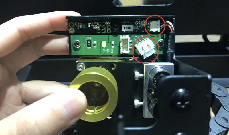 カメラとLEDのコネクターを外します